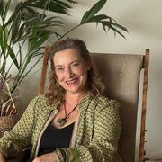 medium Diya- Welkom, ik ben Diya. Als intuitief medium gebruik ik orakelkaarten om je helderheid en richting te bieden op de momenten dat je het nodig hebt.
De orakelkaarten zijn spiegels van jouw innerlijke wereld. Ze helpen je om antwoorden te vinden op vragen zoals: Waarom voel ik me zo? Wat speelt er op dit moment in mijn leven? Hoe kan ik omgaan met deze situatie. Met mijn heldervoelendheid en ervaring begeleid ik je bij thema’s zoals: Liefde en relatie, inzicht in verbindingen, relatiebreuken of het vinden van liefde. Culturele kwesties, omgaan met culturele verschillen en uitdagingen. Doelen bereiken, ontdekken wat je nodig hebt om je doelen te behalen. Advies en begeleiding, praktische handvatten voor diverse levenssituaties. Financien en werk, inzicht in carrierekeuzes en financiele vraagstukken. Mijn benadering is warm, eerlijk en zonder oordeel. Samen kijken we naar wat de kaarten je willen vertellen, zodat je met vertrouwen je volgende stappen kunt zetten. Ben je klaar om de antwoorden te ontdekken die in jou verscholen liggen? Ik sta voor je klaar.
 Helderziende mediums staan voor u klaar als u het even niet meer zitten of als u gewoon een luisterend oor zoekt. Professionele  helderziende mediums zijn op hun eigen bijzondere specialiteiten gescreend en getest. U kan hier terecht voor  paranormaal en betrouwbaar advies.